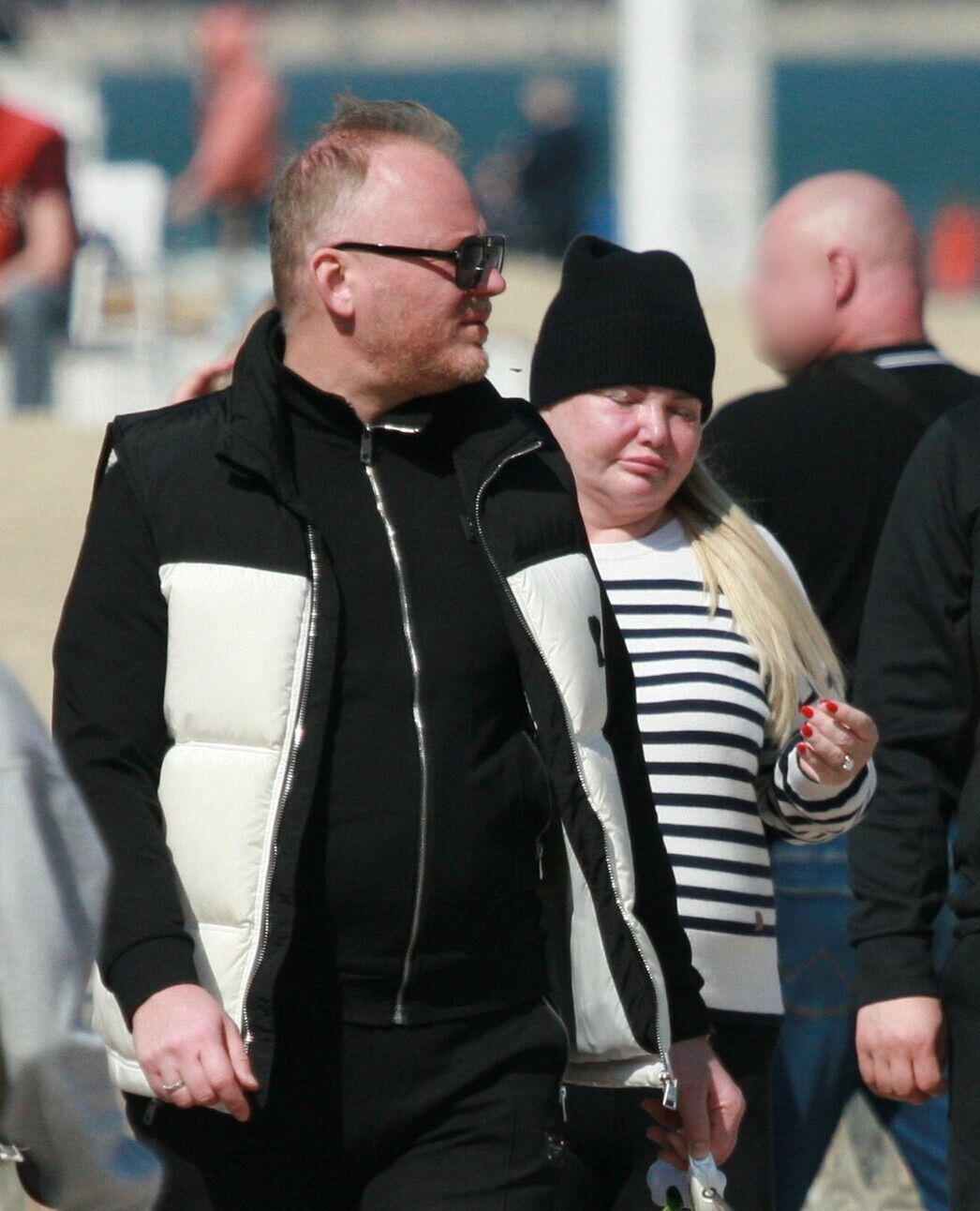 Odmieniona Katarzyna Niezgoda snuje się po Sopocie 