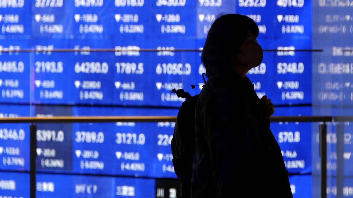 A person stands in front of a stock market indicator board in Tokyo, Japan, 30 March 2026. The Nikkei Stock Average plunged by 1,487.22 points, or 2.79 percent, to close at 51,885.85 due to the crude oil surge amid the conflict in the Middle East. EPA/FRANCK ROBICHON Dostawca: PAP/EPA.