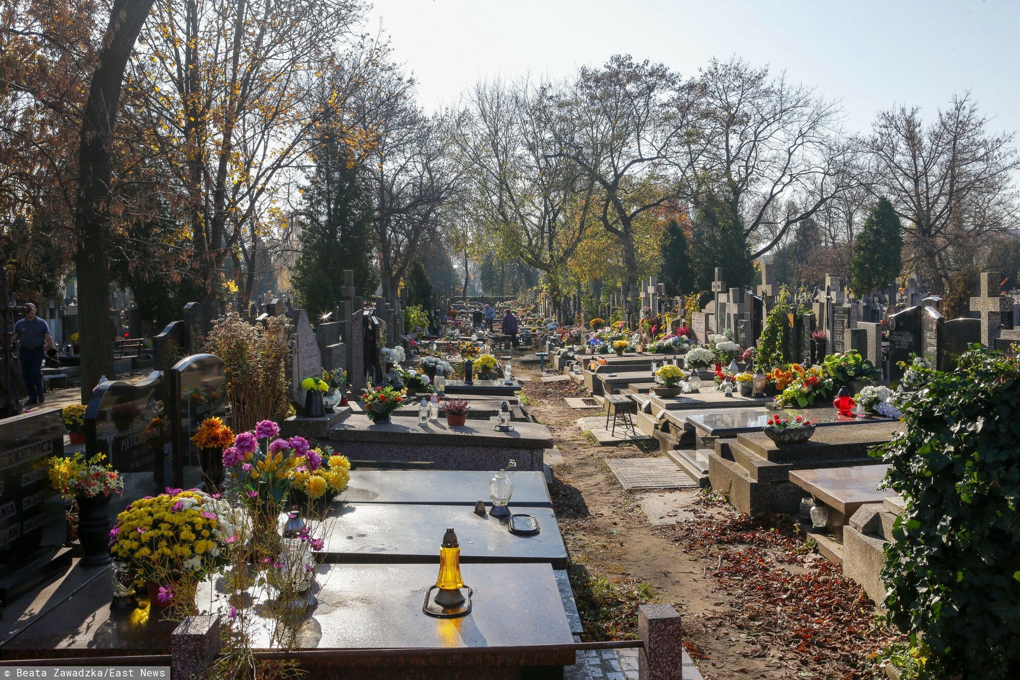 Jak usunąć wosk z nagrobka? Te triki ułatwią ci życie