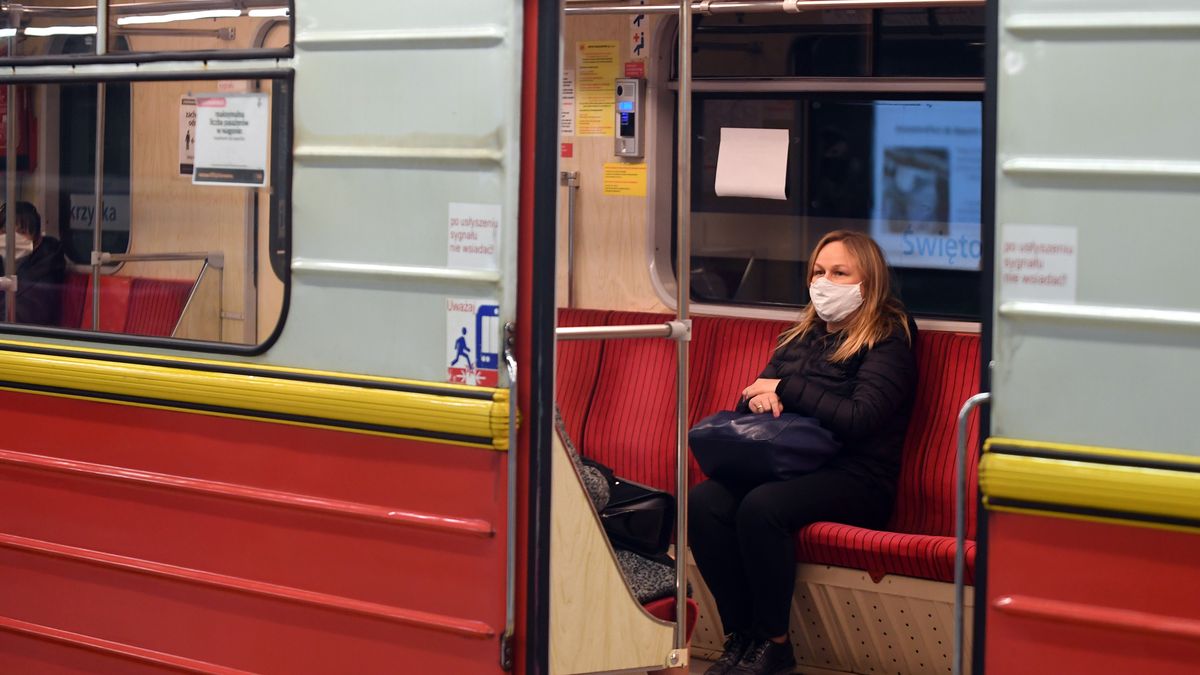 Covid koronawirus miasto metro warszawa maseczka pandemia obostrzenia