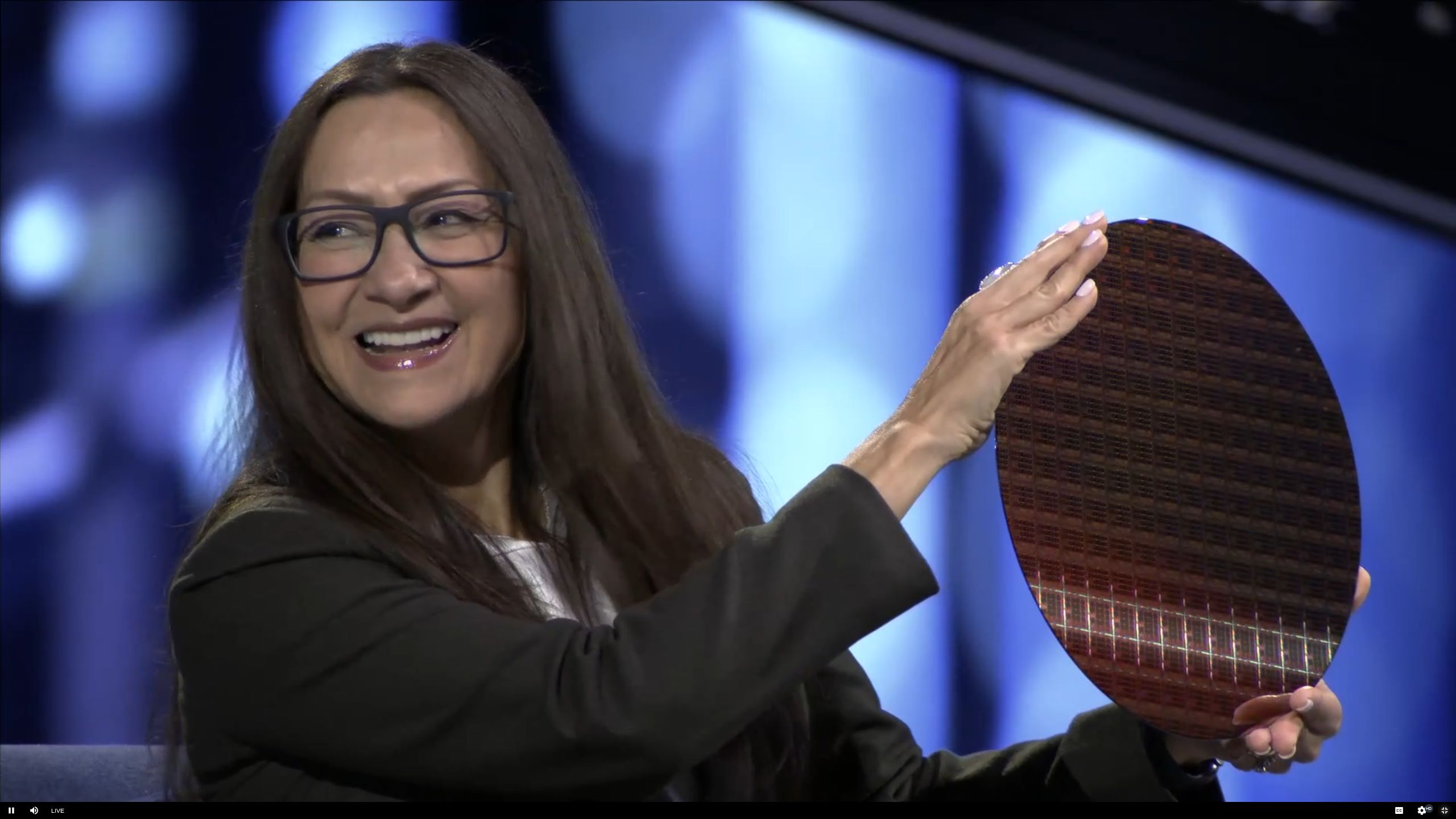 Prezentacja wafla krzemowego zawierającego Sapphire Rapids.