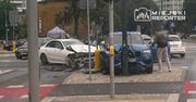 Warszawa. Poważne zderzenie dwóch aut na Woli. Jeden pojazd uderzył w słup