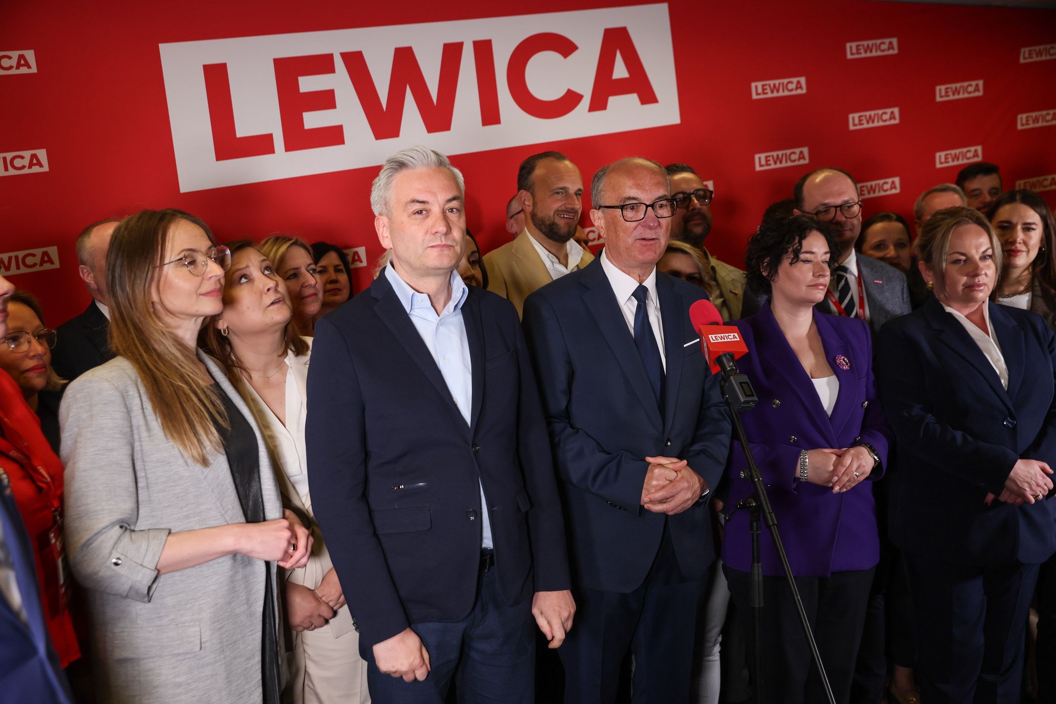 Warszawa, 24.05.2025. Wybory prezydenta RP - kampania przed II turą. W pierwszym rzędzie: szefowa MRPiPS Agnieszka Dziemianowicz-Bąk (L), współprzewodniczący Nowej Lewicy Robert Biedroń (2L) i Włodzimierz Czarzasty (3L) oraz posłanka Lewicy Anna Maria Żukowska (2P) podczas konferencji prasowej po kongresie programowym Nowej Lewicy ws. poparcia dla Rafała Trzaskowskiego w II turze wyborów prezydenta RP, 24 bm. w Centrum Konferencyjnym Zielna w Warszawie. (amb) PAP/Leszek Szymański