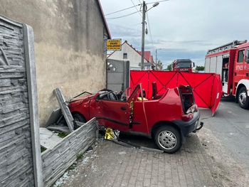 24-latek roztrzaskał seicento na betonowym płocie. Groźny wypadek pod Rawiczem