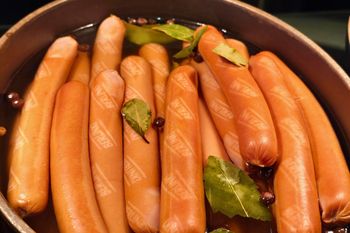 Dorzucają do parówek. Mają więcej smaku niż z samej wody