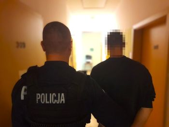 Porwanie i pobicie w Kościerzynie. 22-latek został siłą wciągnięty do samochodu i wywieziony do lasu
