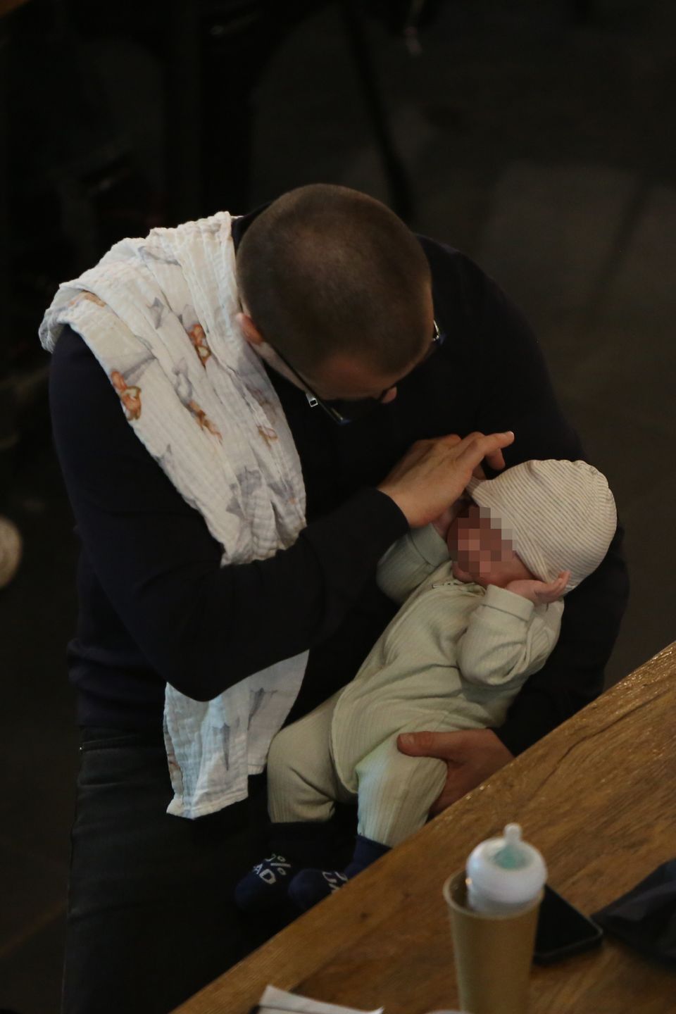 Marcin Hakiel z rodziną na mieście