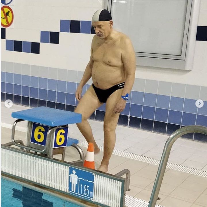 Janusz Korwin-Mikke na basenie