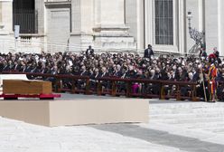 Uroczystości pogrzebowe w Watykanie. Padły słowa po polsku