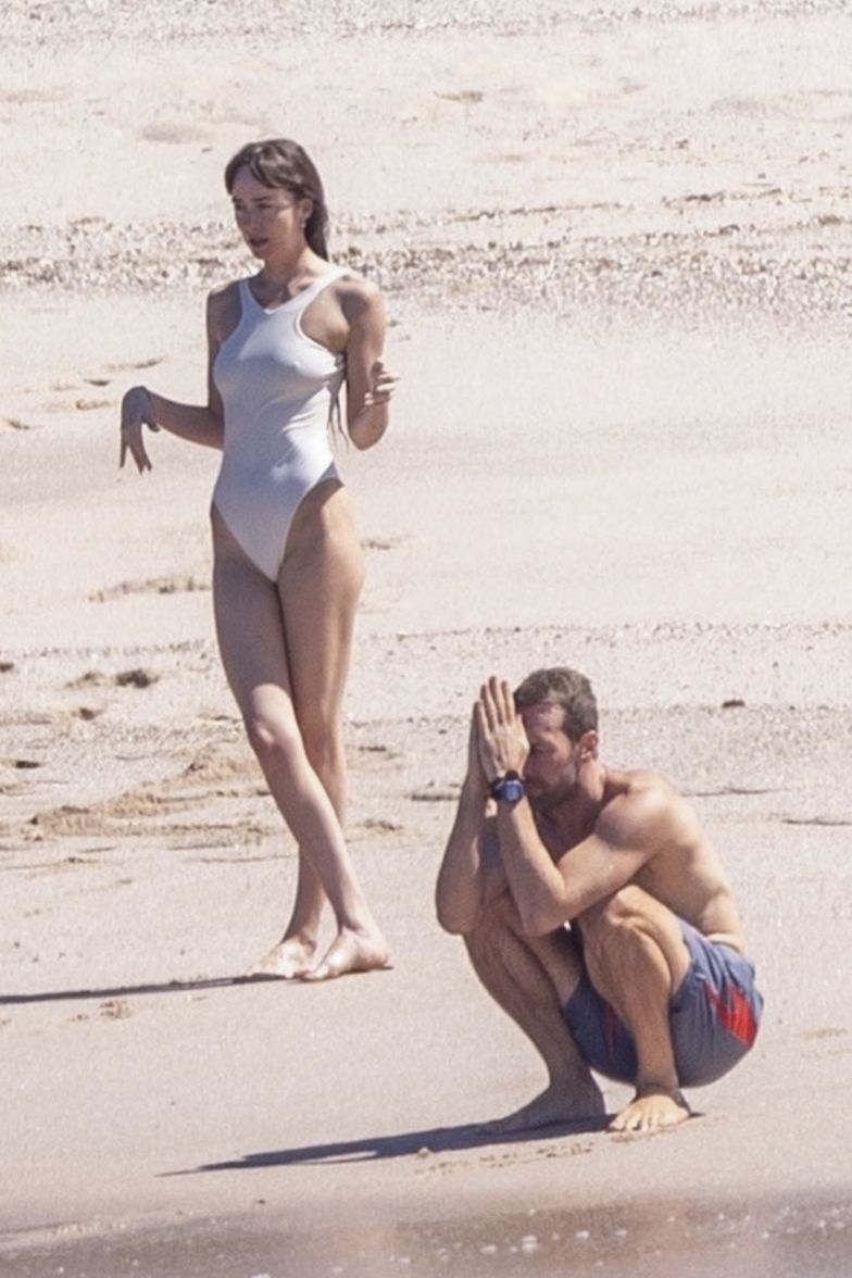 Rzadk widok. Dakota Johnson i Chris Martin przyłapani razem na plaży -  Pudelek