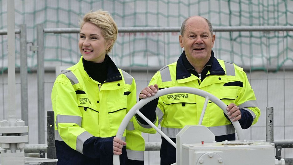 Otwarcie terminala LNG w niemieckim Lubminie - kanclerz 
Olaf Scholz i premier Meklemburgii-Pomorza Przedniego.