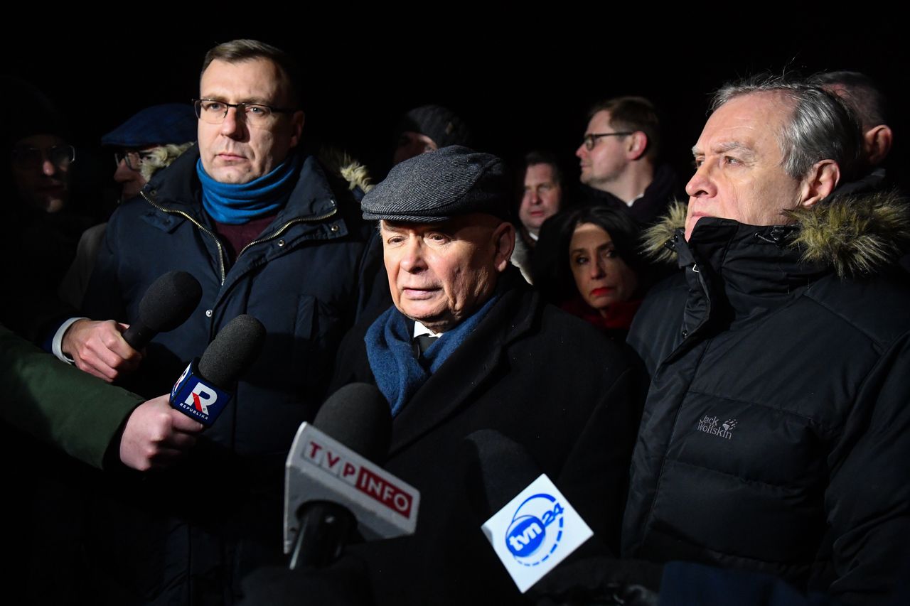 Prezes PiS Jarosław Kaczyński (C) oraz posłowie PiS Piotr Gliński (P) i Maciej Małecki (L) przed Aresztem Śledczym Warszawa-Grochów, 9 bm. Do aresztu zostali przewiezieni zatrzymani w Pałacu Prezydenckim Mariusz Kamiński oraz Maciej Wąsik