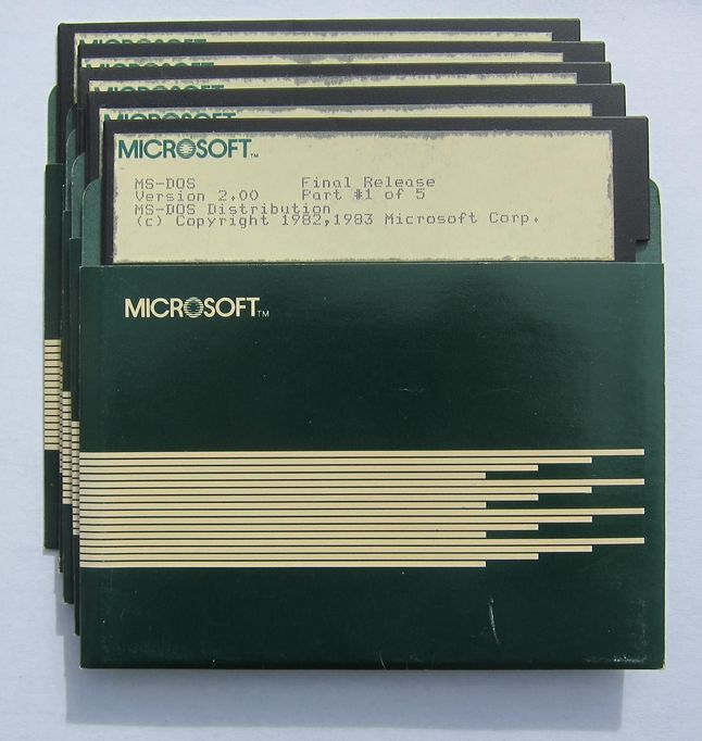 MS-DOS 2.0 na pięciu dyskietkach. Źródło: Computer History Museum.