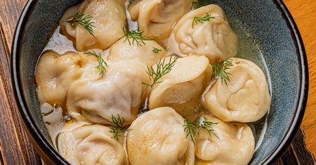 Malutkie pierożki wypełnione mięsnym farszem. Wrzuć do rosołu zamiast makaronu