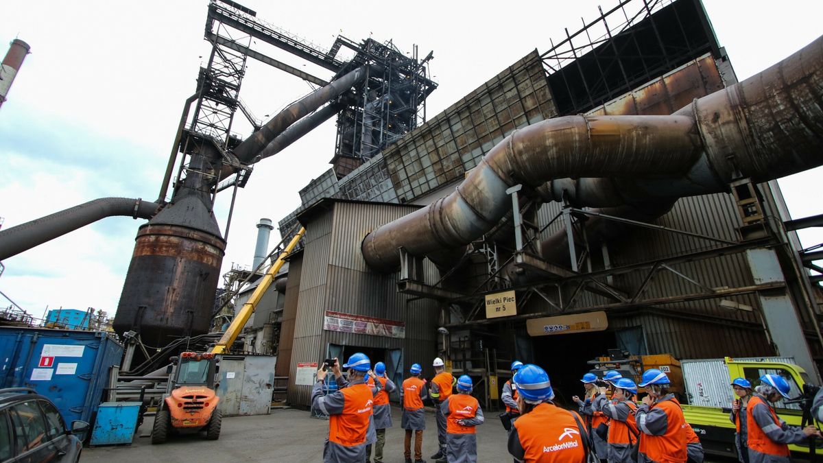 Remont Wielkiego Pieca w Hucie ArcelorMittal
Fot. Jan Graczynski / East News  Krakow 13.05.2016 Remont Wielkiego Pieca nr 5, jego instalacji oraz filtrow powietrza w Hucie ArcelorMittal w Krakowie
JAN GRACZYNSKI