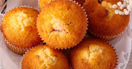 Babeczki z owocami mięciutkie i delikatne jak nigdy. Sekret to dodatek tego nabiału