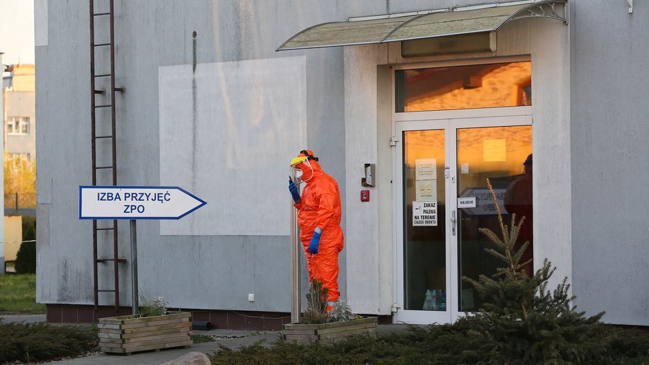 Koronawirus. Oława. 65-latek zmarł tuż przed drzwiami szpitala