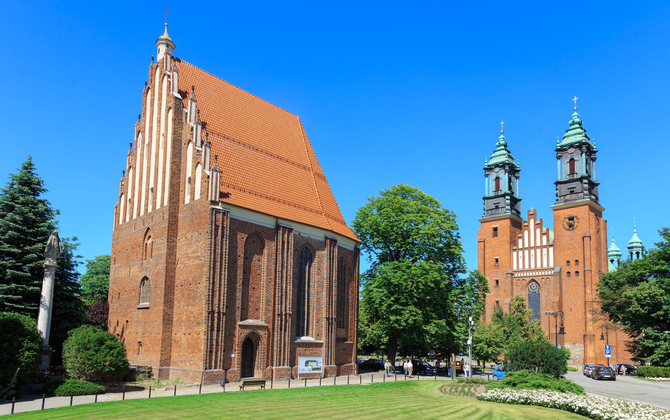Ostrów Tumski w Poznaniu - po lewej stronie kościół NMP, po prawej katedra, bedąca najstarszym kościołem katedralnym w Polsce