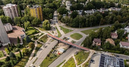 Zakończył się montaż stalowych elementów kładki nad ul. Filaretów. Od środy kierowców czekają zmiany w ruchu