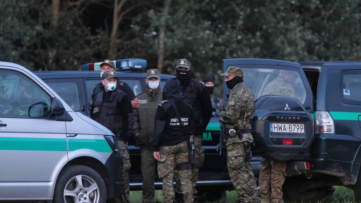 Usnarz Górny, 18.08.2021. Straż graniczna w pobliżu miejscowości Usnarz Górny k. Krynek (pow. sokólski), 18 bm. W pasie granicznym pomiędzy Polską a Białorusią przebywa kilkudziesięciu uchodźców m.in. z Iraku. Grupa ok. 50 osób koczuje na tym terenie od niedzieli – nie są wpuszczani do Polski ani z powrotem na Białoruś