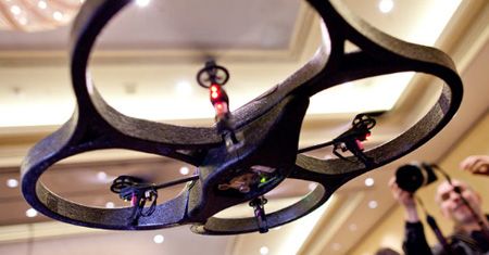 Przedziwny helikopter sterowany za pomocą iPhone’a [wideo]