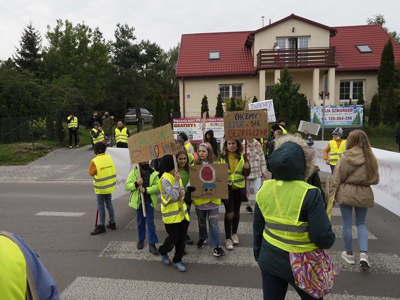 Mieszkańcy w ramach protestu zablokowali drogę w Krężnicy Jarej