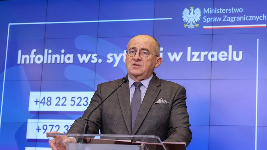 Warszawa, 09.10.2023. Szef MSZ Zbigniew Rau na spotkaniu z mediami w siedzibie Ministerstwa Spraw Zagranicznych w Warszawie, 9 bm. Spotkanie dotyczyło sytuacji w Izraelu. (ad) PAP/Paweł Supernak