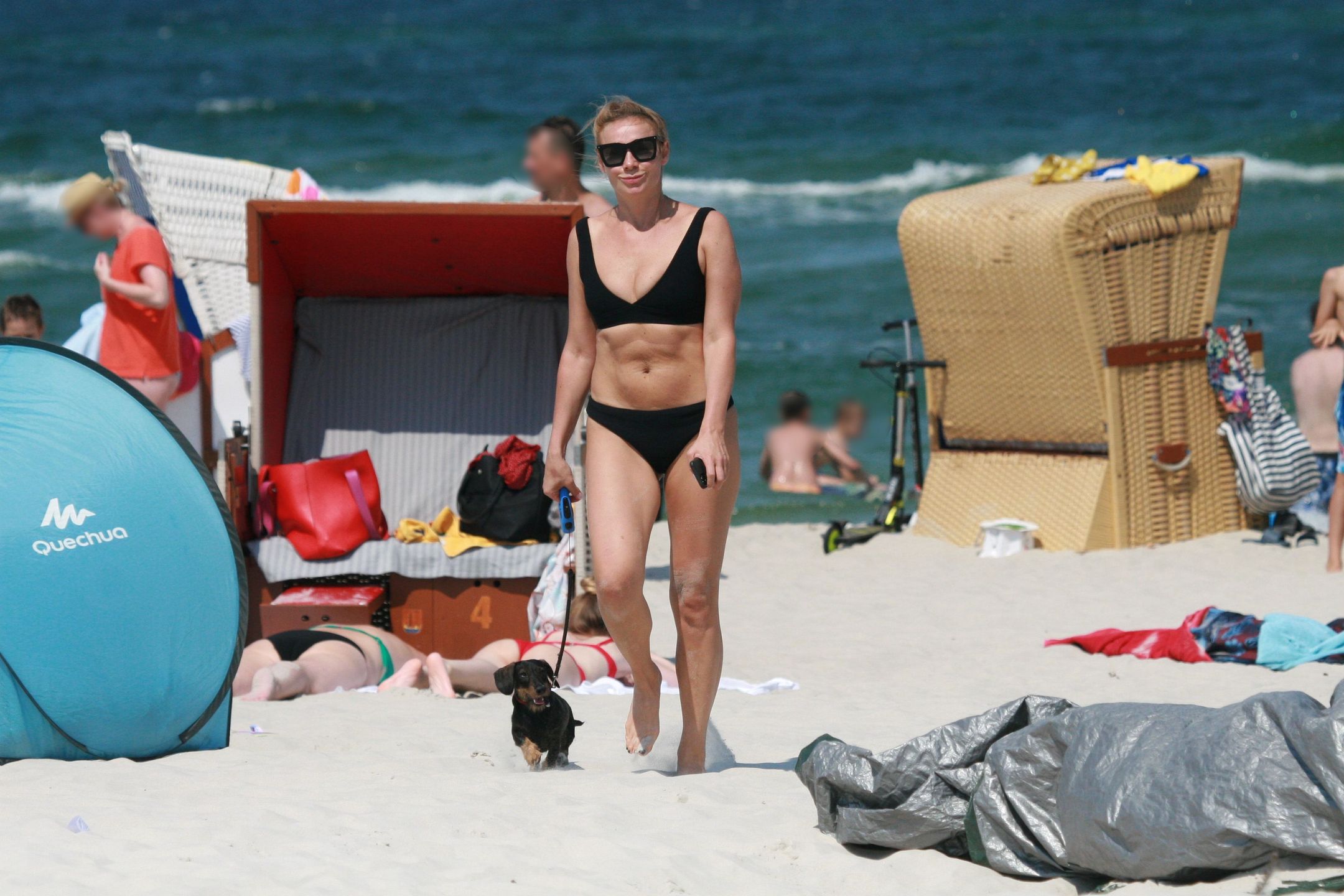 Sonia Bohosiewicz na plaży w Juracie