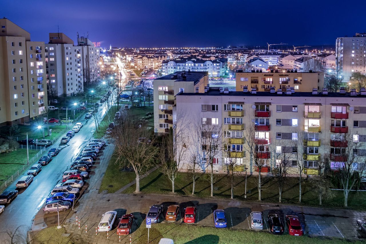 Okropne znalezisko w sąsiedztwie. Oblepili tymi plakatami dosłownie wszystko