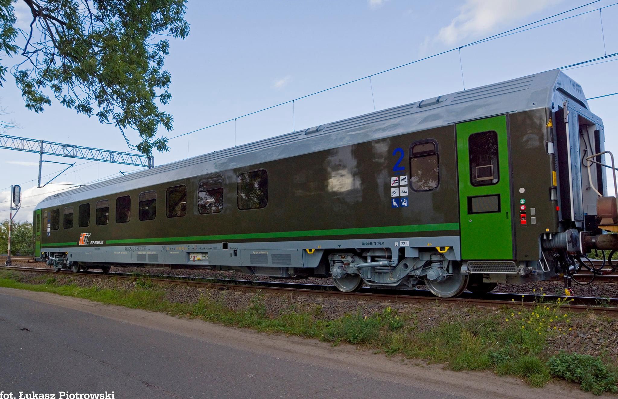 Pierwszy z ośmiu wagonów wojskowych