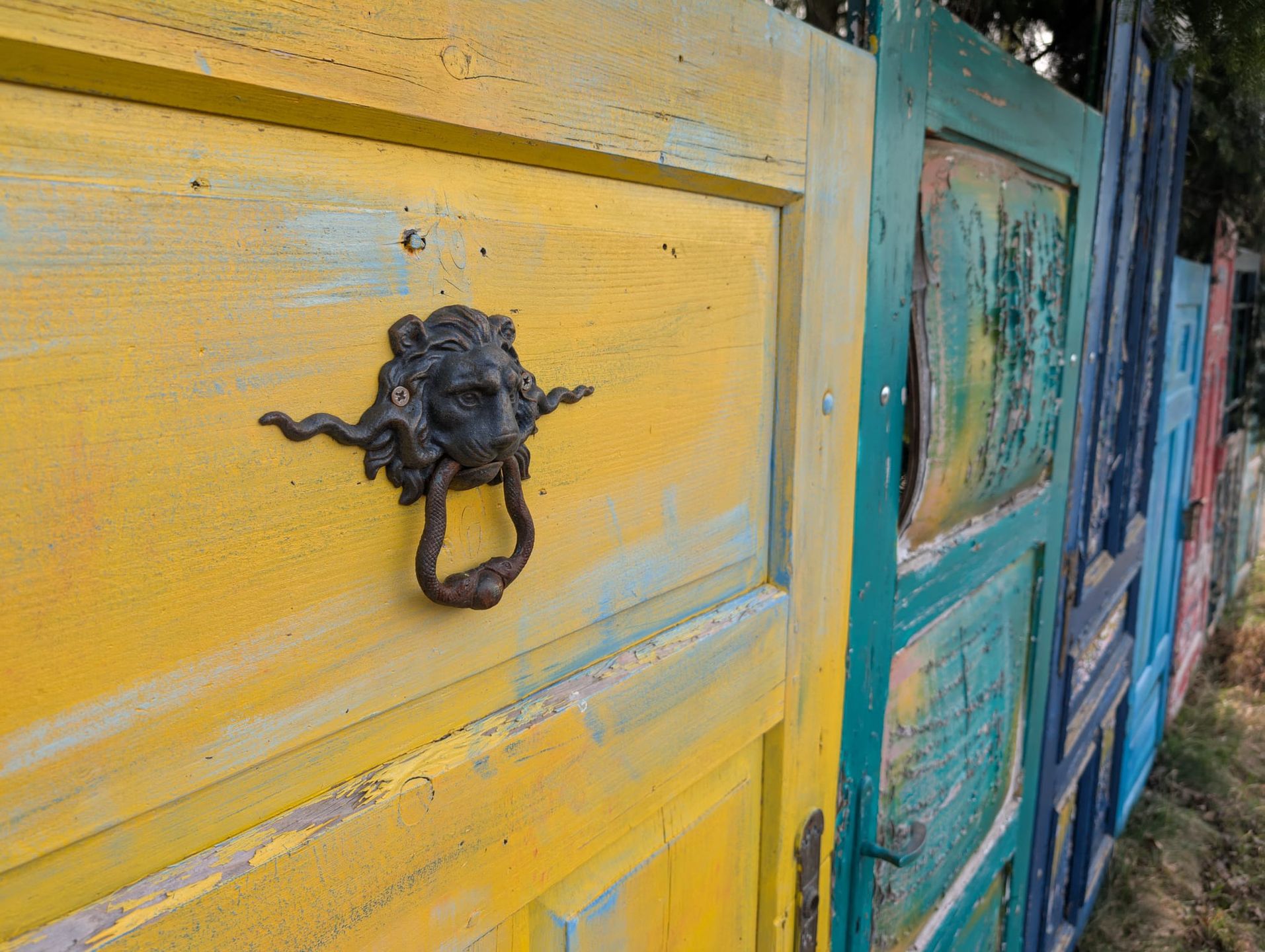 Na wielu drzwiach znajdują się oryginalne kołatki