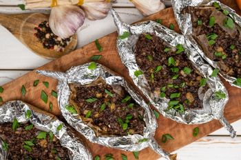 W tym roku przygotuj kaszankę na grilla po królewsku. Z tymi dodatkami smakuje najlepiej