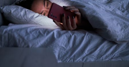 Jak rozpoznać narcyza? Zwróć uwagę na to, co robi z telefonem