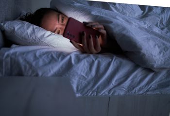 Jak rozpoznać narcyza? Zwróć uwagę na to, co robi z telefonem