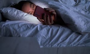 Jak rozpoznać narcyza? Zwróć uwagę na to, co robi z telefonem