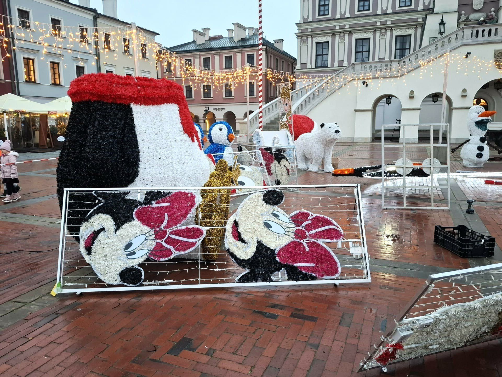 Na zamojskim Rynku Wielkim powstają świąteczne dekoracje. Tak to wyglądało wczoraj