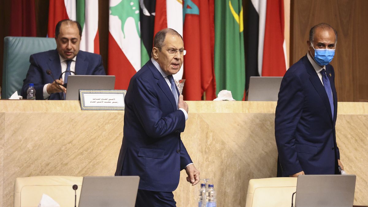 A handout photo made available by Russian Foreign ministry press service shows Russian Foreign Minister Sergei Lavrov (C) attends a meeting with permanent representatives of the member countries of the member countries of the League of Arab States in Cairo, Egypt, 24 July 2022. EPA/RUSSIAN FOREIGN MINISTRY HANDOUT HANDOUT EDITORIAL USE ONLY/NO SALES Dostawca: PAP/EPA.