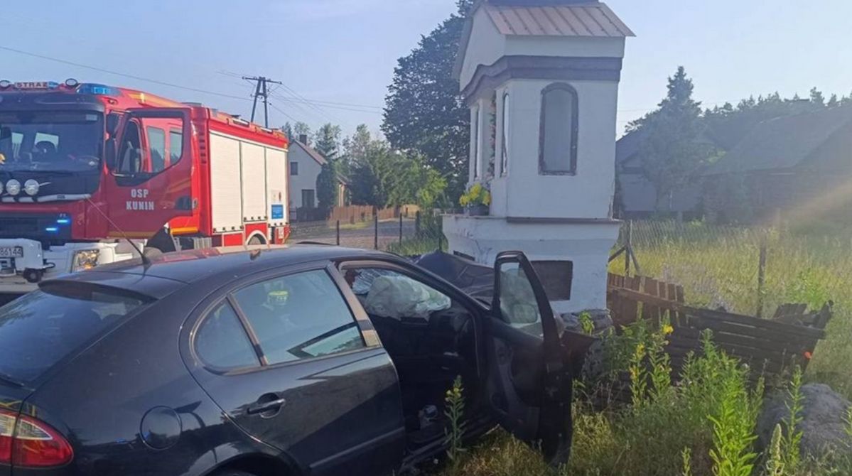 Auto roztrzaskało się na przydrożnej kapliczce. Kierowca i pasażer byli nietrzeźwi