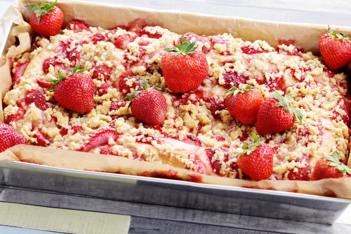 Grandma's strawberry cake: A timeless spring-summer delight