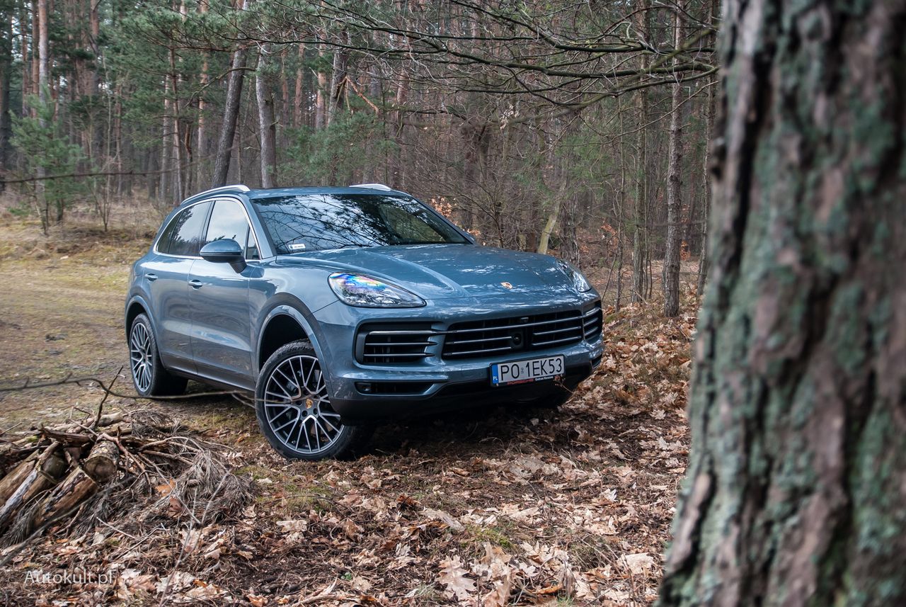 Porsche Cayenne S z zawieszeniem w ustawieniu off-road