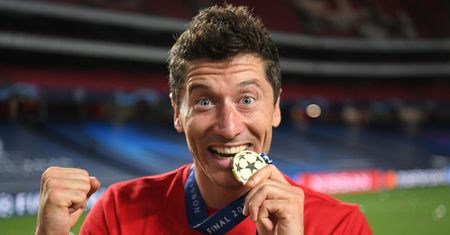 Robert Lewandowski "owinięty miłością". Tak szaleje na wakacjach