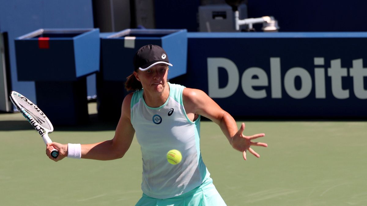 Nowy Jork, USA, 30.08.2022. Polska tenisistka Iga Świątek w pojedynku z Włoszką Jasmine Paolini podczas 1. rundy wielkoszlemowego turnieju US Open, 30 bm w Nowym Jorku. Nasza zawodniczka wygrała cały mecz 6:3, 6:0 i awansowała do następnej rundy. (js) PAP/Marcin Cholewiński