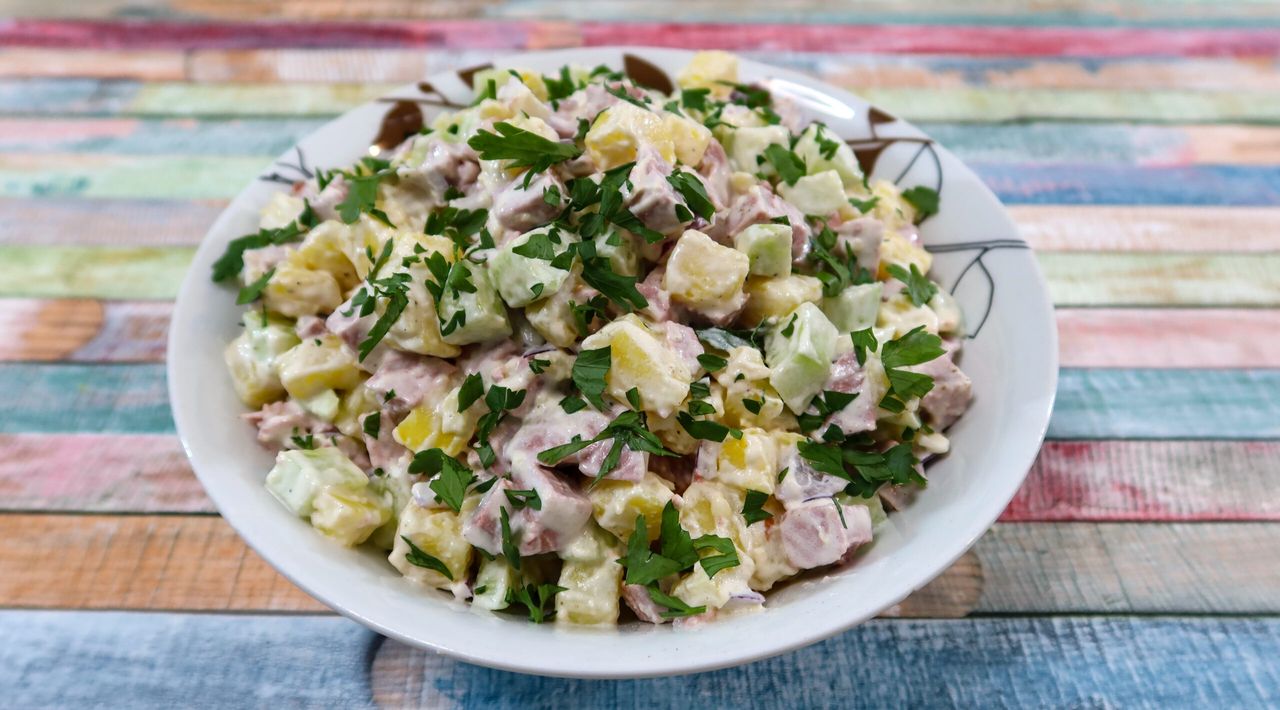 Sałatka z mortadelą, ogórkami i ziemniakami na każdą okazję