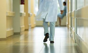 Kto płaci lekarzom i ile? Rząd szykuje kluczową zmianę
