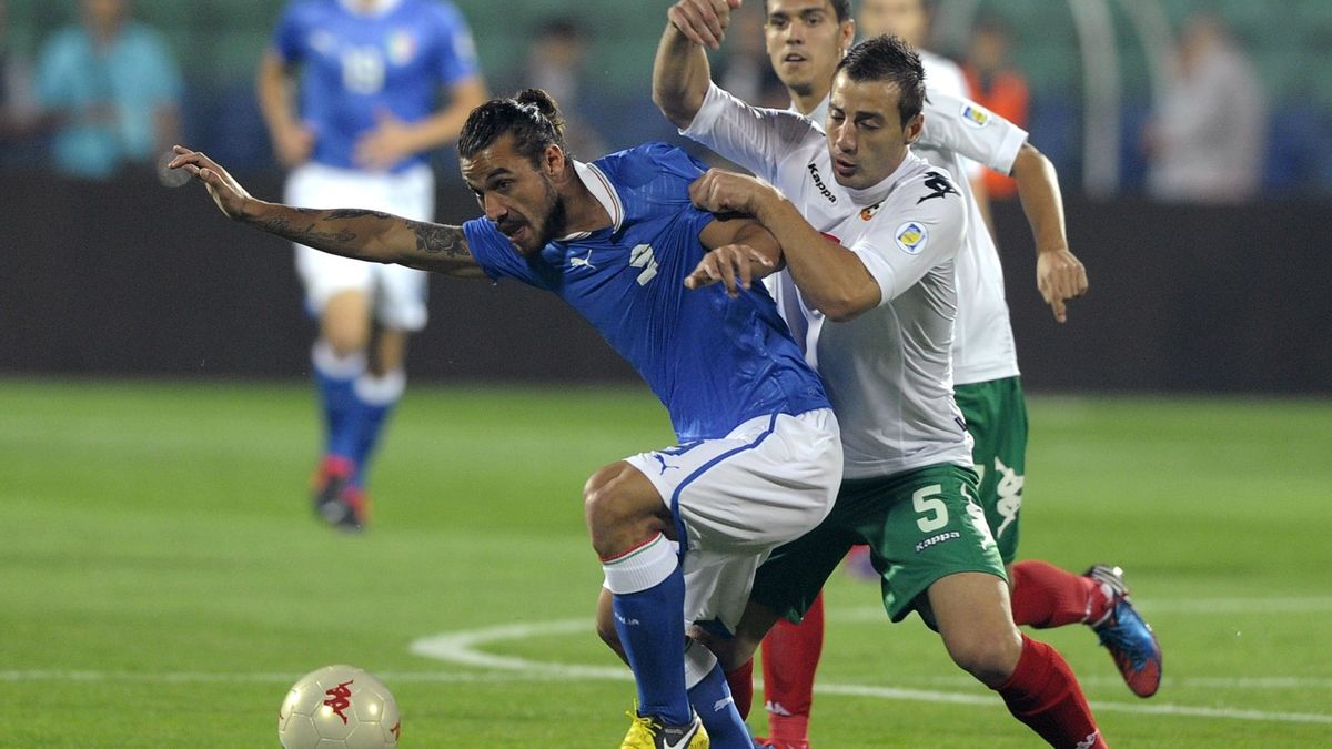 Na zdjęciu: Dani Osvaldo (niebieska koszulka)