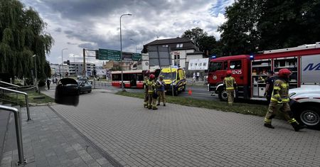 Wypadek w Jeleniej Górze. Auto uderzyło w czteroosobową rodzinę