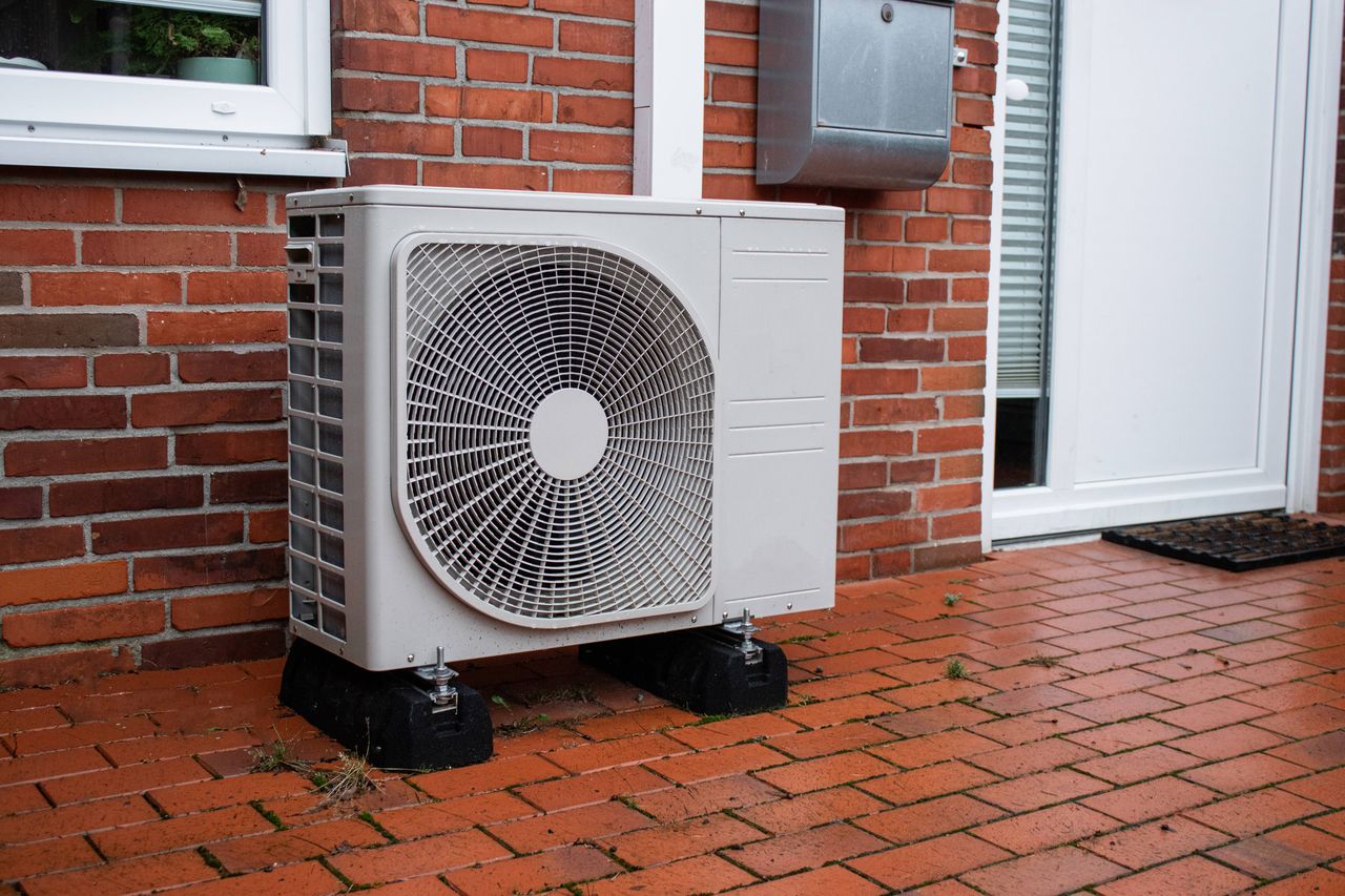 Sąsiedzi skarżą się na pompy ciepła. Można dostać 5000 zł mandatu