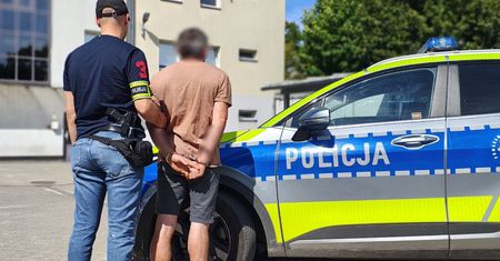 35-latek ukrył się pod kołdrą. Zdradziły go wystające stopy