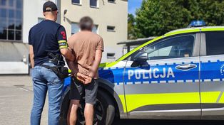35-latek ukrył się pod kołdrą. Zdradziły go wystające stopy