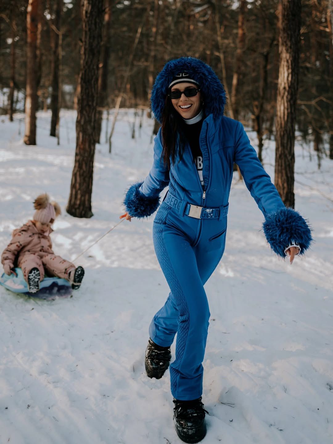 Klaudia Halejcio z córką na sankach
